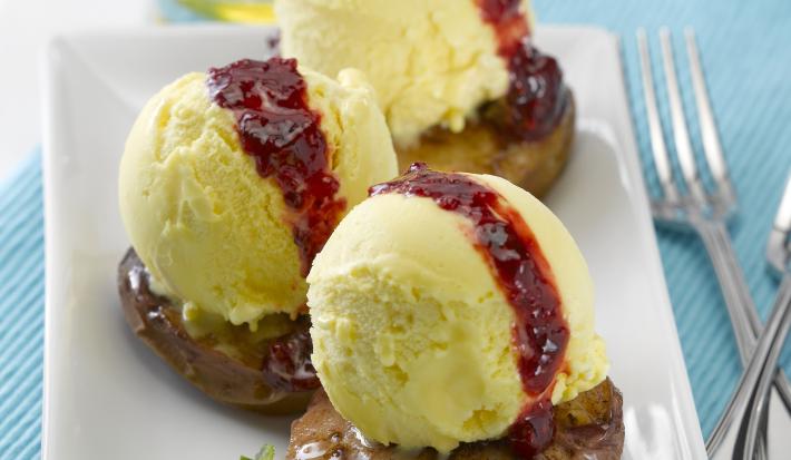Duraznos caramelizados con helado