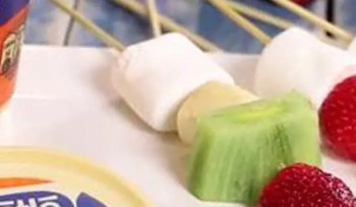 Brochetas con Fruta y Manjar