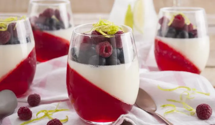 Jalea bicolor de frutos rojos y leche condensada
