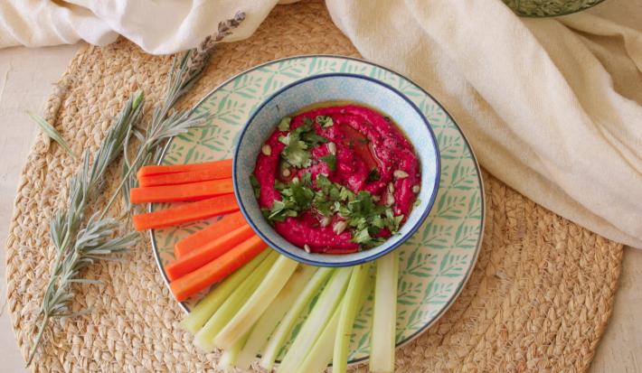 Hummus de betarraga y Nestúm® con palitos de verduras