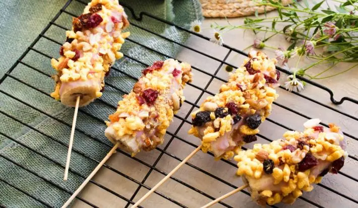 Plátanos cubiertos en Yoghurt, frutos secos y cereal Estrellitas