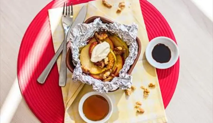 Gratinado de Manzanas y Nueces con Miel de Palma y Crema