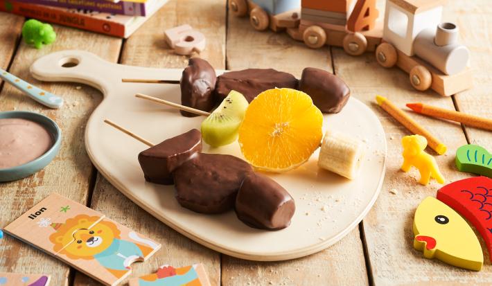 Brochetas de fruta y NIDO® chocolate