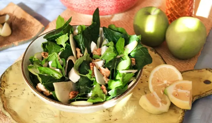 Ensalada de espinaca, manzana verde, quesillo y nueces