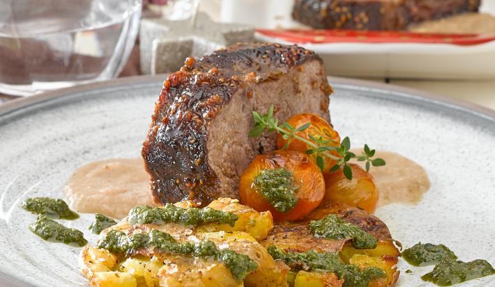 Lomo con Salsa de Frambuesas y Papas al Pesto