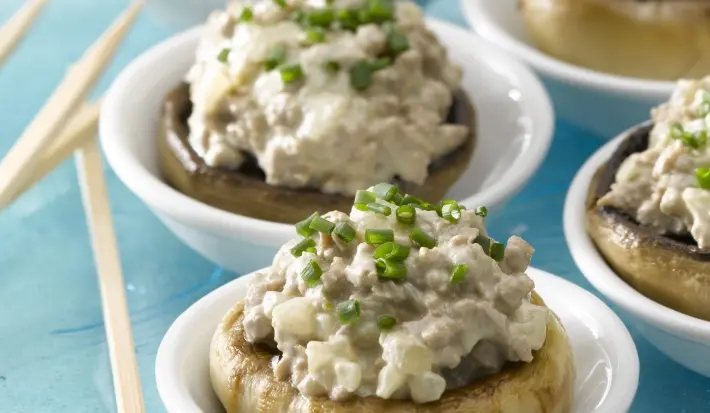 Champiñones rellenos de carne a la crema