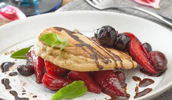 Hotcakes de avena y cacao con berries especiados