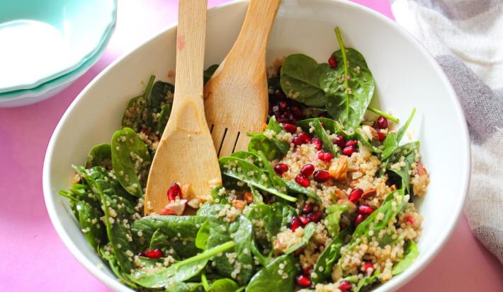 Ensalada de quinoa, espinaca, granada y almendras