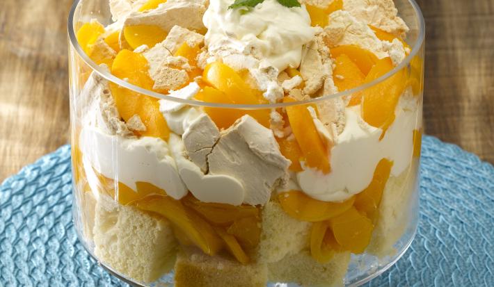 copón de duraznos, crema y merengue