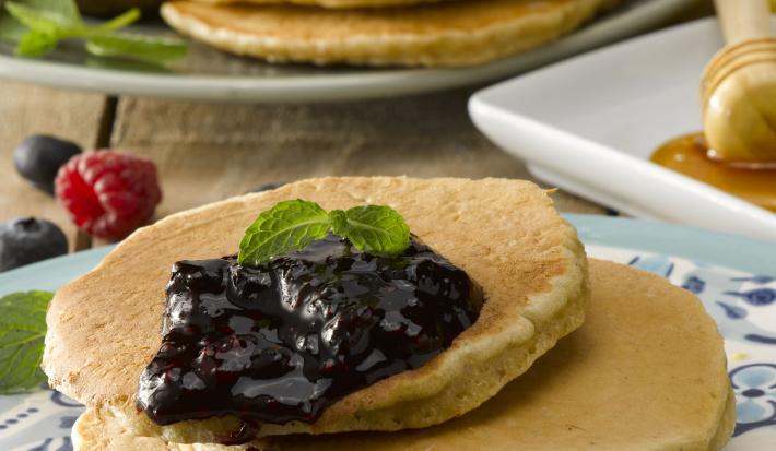 Pancakes de Quínoa con Salsa de Berries Pancakes de Quínoa con Salsa de Berries