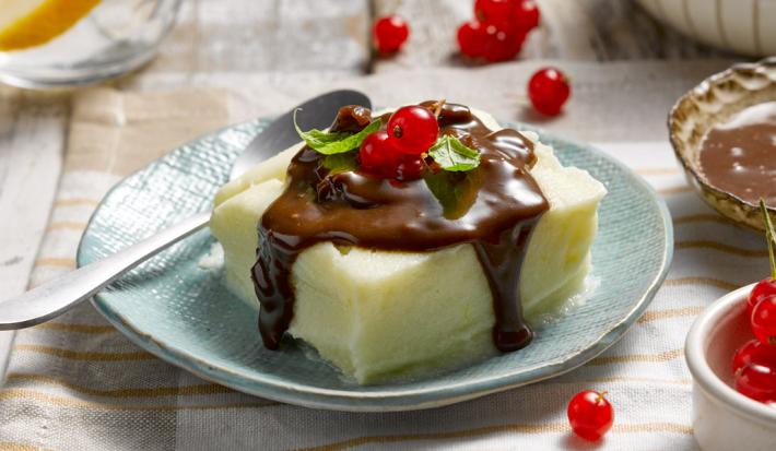 Semola sin lactosa de coco y salsa de chocolate y mango Semola sin lactosa de coco y salsa de chocolate y mango