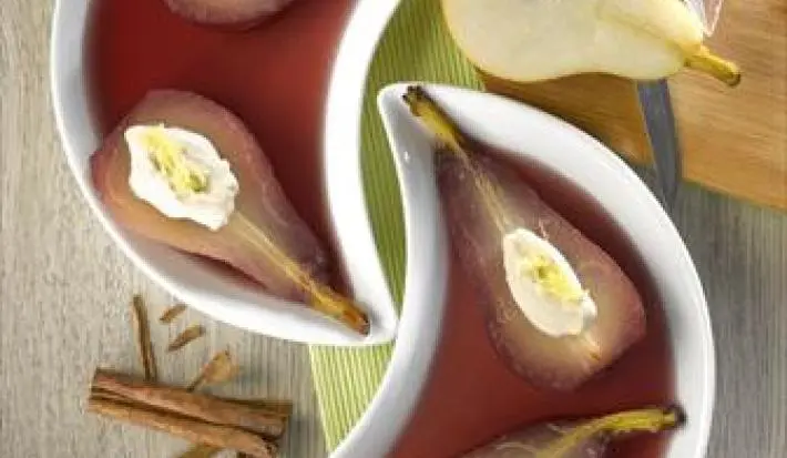Peras Pochadas con Crema de Jengibre