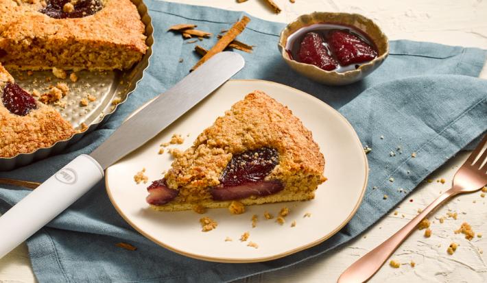 Tarta esponjosa de peras al vino