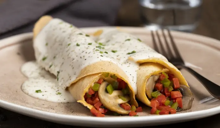 Panqueques de lentejas rojas con salsa blanca