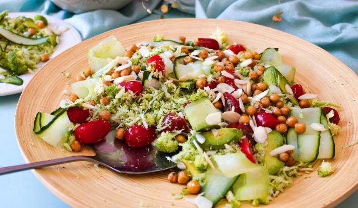 Ensalada de brocoli y garbazos crocantes