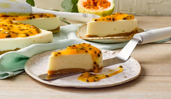 Cheesecake sin horn con salsa de maracuyá Cheesecake sin horn con salsa de maracuyá