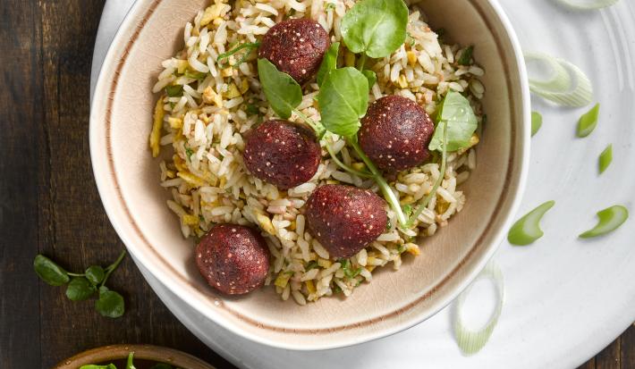 Arroz Chaufa con Albondiga de Quínoa y Betarraga