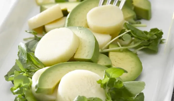 Ensalada de palmitos y palta con berros