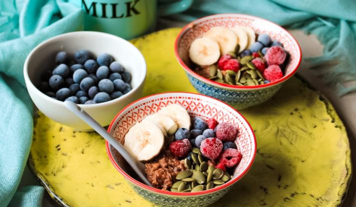 Porridge de avena y chocolate Nesquik® sin azúcar añadida con berries y semillas Porridge de avena y chocolate Nesquik® sin azúcar añadida con berries y semillas