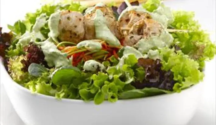 Ensalada Fresca con Salsa de Cilantro al Ajo