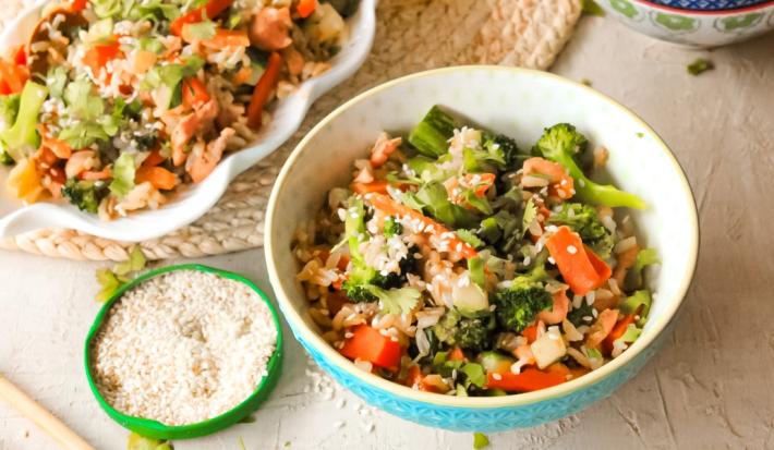Arroz salteado con verduras y pescado