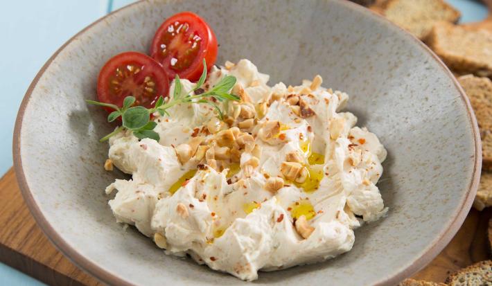 Dip de Queso Crema con Caldo de Costilla, Merkén, Maní y Aceite de Oliva