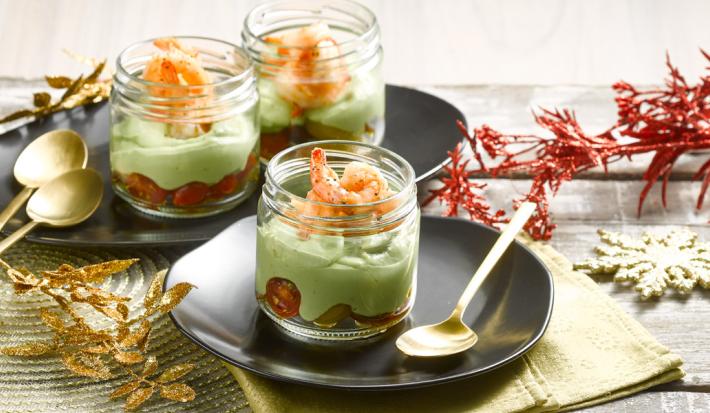 Crema de palta con tomates cherrys y camarones salteados