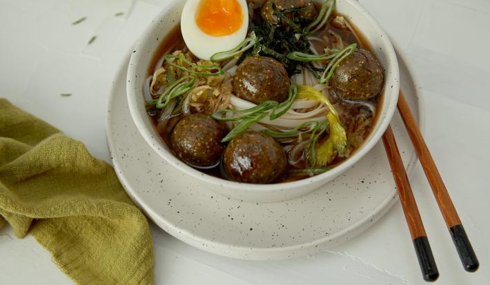Sopa Oriental de Verduras con Albóndigas