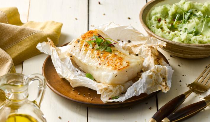 Papillote de congrio con puré de habas