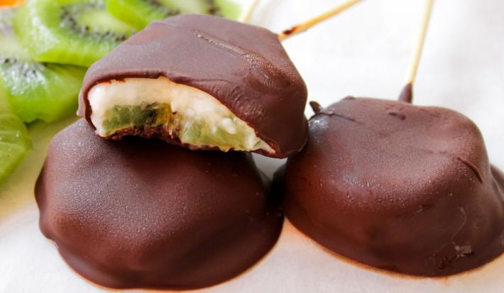 Brochetas de fruta bañadas en yogurt y chocolate