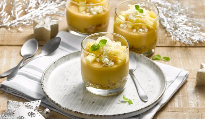 Vaso de mango, piña y chocolate blanco