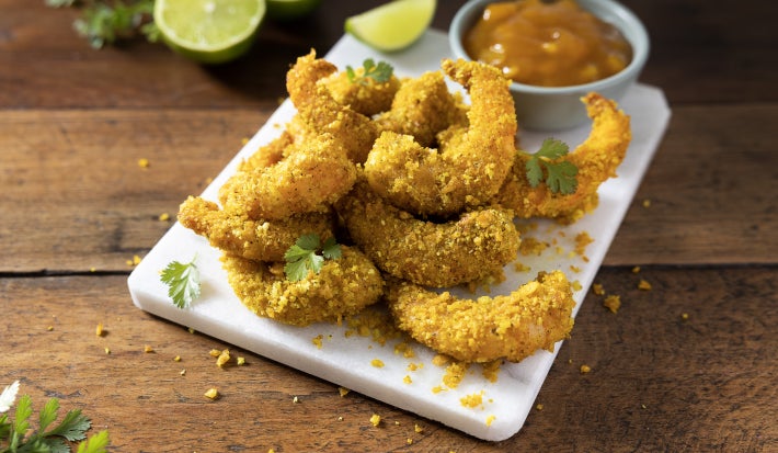 Camarones crujientes con salsa de mango, cilantro y gajos de limón