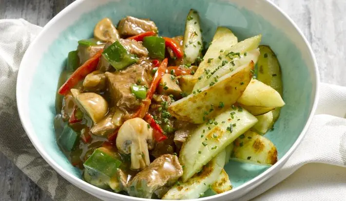 Strogonoff con Salsa de Carne y Papas Doradas