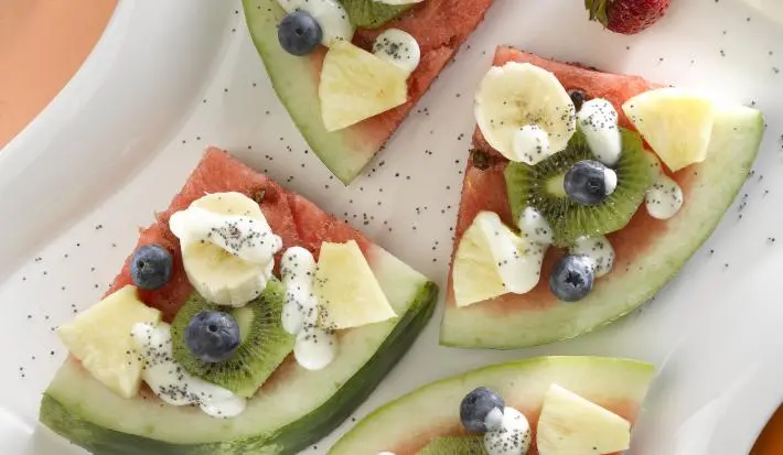 Pizza de Frutas con Salsa de Yoghurt
