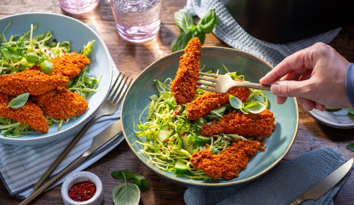 Nuggets de pollo hechos en freidora de aire con ensalada Green Goddess