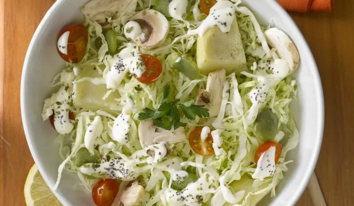 Ensalada de repollo y tomate