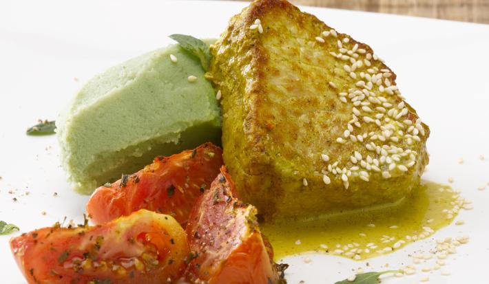 Lomo de Cerdo al Curry con Puré de Albahaca y Tomates glaseados