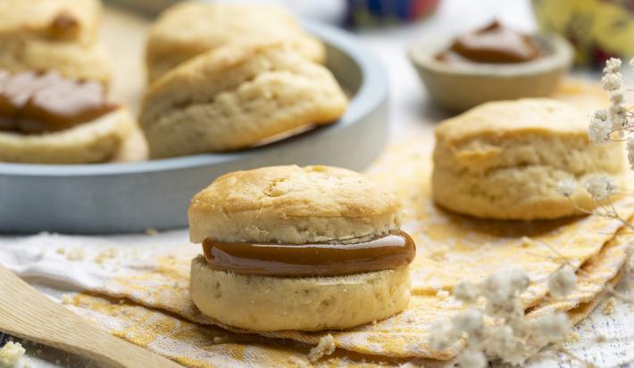 Scones rellenos de manjar