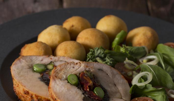 Pechuga de Pavo Rellena a la Mediterránea con Papas Duquesas