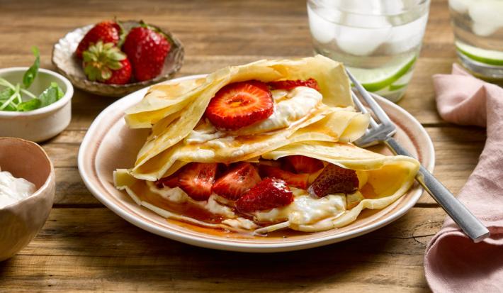 panqueque con frutillas y crema especiada panqueque con frutillas y crema especiada