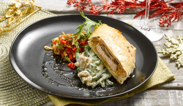 Pavo wellington acopañado de cremoso de champiñones y verduras