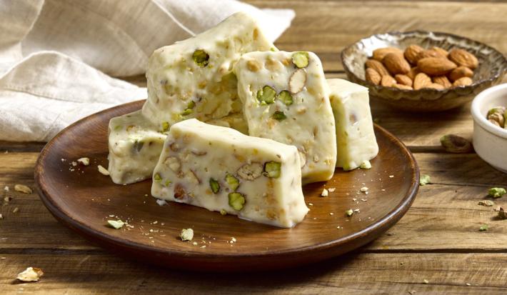 Turrón de leche condensada y frutos secos Turrón de leche condensada y frutos secos