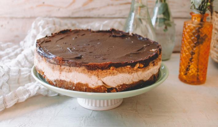 Tarta helada de dátiles, mantequilla de maní y chocolate Tarta helada de dátiles, mantequilla de maní y chocolate