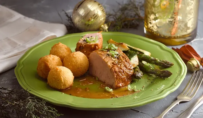 Solomillo oriental con papas duquesas rojas