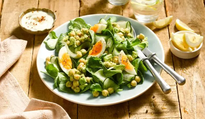 Ensalada de Garbanzos con Espinaca, Huevo y Palta