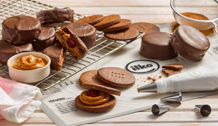 Alfajores de cacao con centro de manjar y frambuesa Alfajores de cacao con centro de manjar y frambuesa