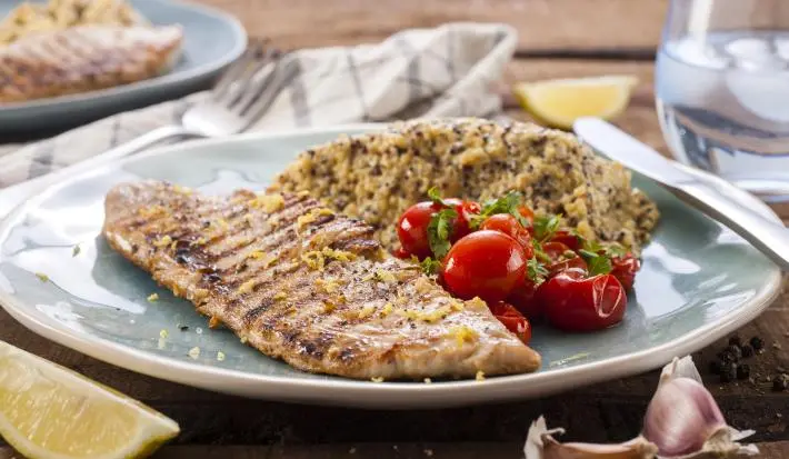 Pescado a la plancha con quinoa y tomatitos