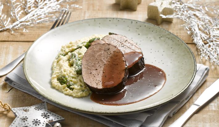 Carne al carmenere con cremoso de cous cous y espárragos