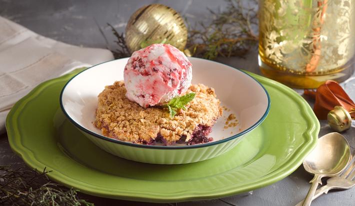 Crumble de frutillas con helado Crumble de frutillas con helado