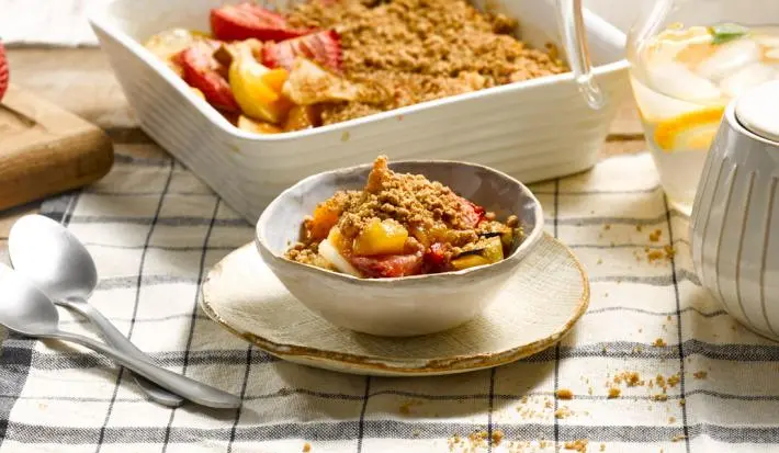Crocante de maní y fruta asada